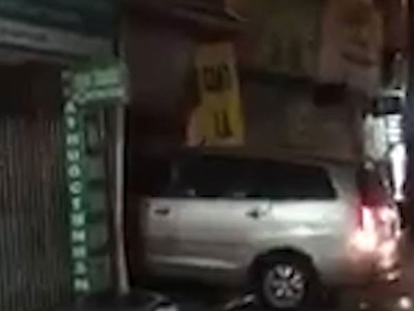 Video: Nửa đêm, xế hộp lấy đà ủi nát cửa nhà hàng xóm