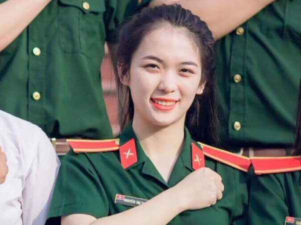 Cô giáo Quốc phòng 'vạn người mê' được học trò chăm sóc từng li từng tí