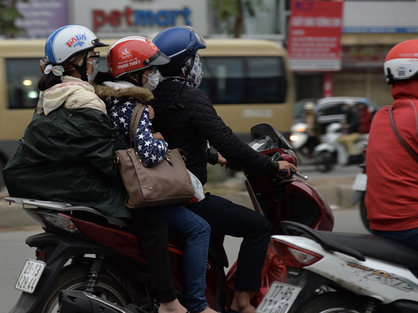 Hà Nội đón đợt không khí lạnh mạnh, người dân thu mình trong áo ấm xuống đường trong sớm đầu tuần