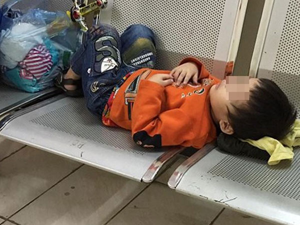 Hà Nội: Gửi con trai 3 tuổi cho nhân viên nhà nghỉ đi mua đồ ăn, mẹ bỏ đi biệt tích