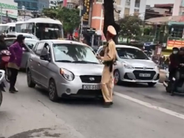 Hà Nội: Tạm giữ xe ô tô của người phụ nữ nói 'đã bảo bận, lúc khác quay lại'