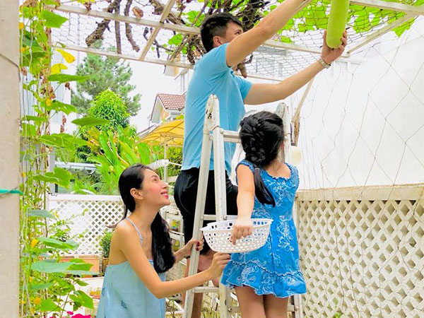 Khu vườn tuyệt đẹp toàn rau xanh trong biệt thự triệu đô của Thủy Tiên - Công Vinh