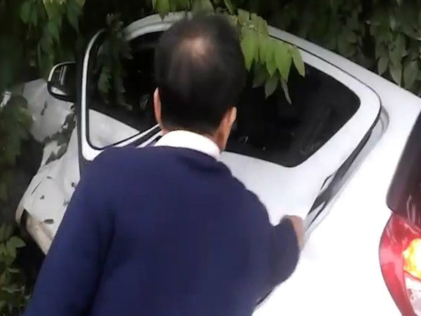Nam Định: Ô tô biến dạng bên đường sau khi bị tàu hỏa tông