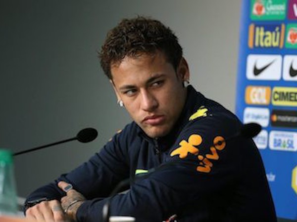 Neymar khốn đốn chuyển nhà vì… cổ động viên