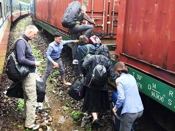 Sạt lở ở đèo Hải Vân, đường sắt Bắc - Nam tê liệt