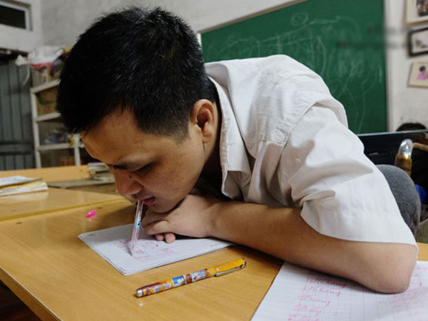 Thầy giáo viết chữ bằng miệng: 'Giờ đây con trai là đôi chân, đôi tay của tôi'