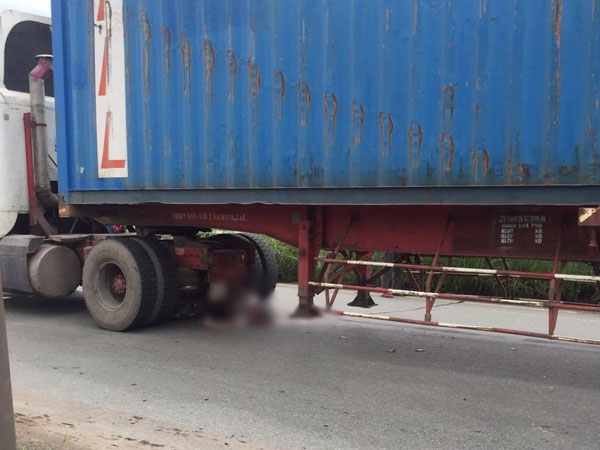 Thi thể nam thanh niên kẹt chặt dưới gầm xe container sau va chạm kinh hoàng