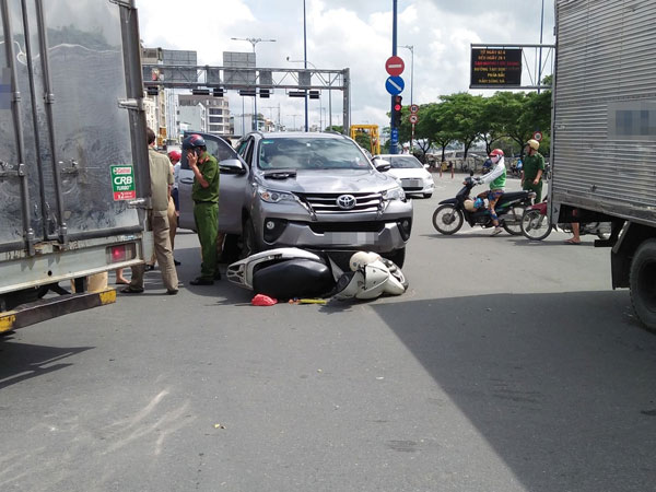 TP.HCM: Người phụ nữ nguy kịch sau khi bị ô tô 7 chỗ húc văng nhiều mét trên đường