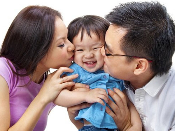Trong những trường hợp này, dù bố mẹ có yêu con tới mức nào cũng đừng hôn trẻ!