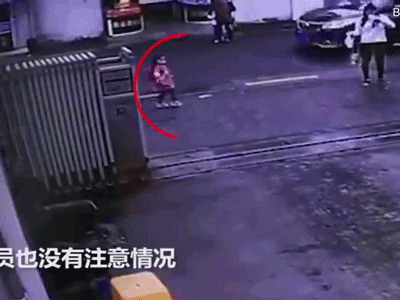 Video: Con gái 3 tuổi bị xe cán trong khi mẹ mải uống nước bên cạnh