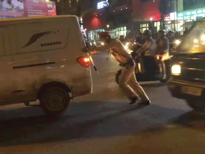 Video: CSGT Hà Nội đẩy giúp ô tô chết máy giữa ngã tư đường