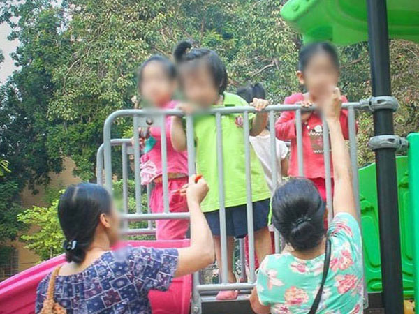 Bưng bát cho con ăn rong: Mẹ đang muốn con béo tốt hay khiến trẻ chậm phát triển?