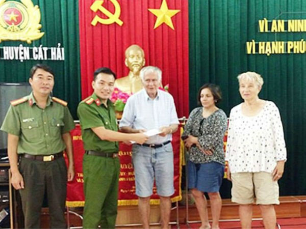 Cứu sống du khách Đức 79 tuổi bị lạc trong rừng Cát Bà