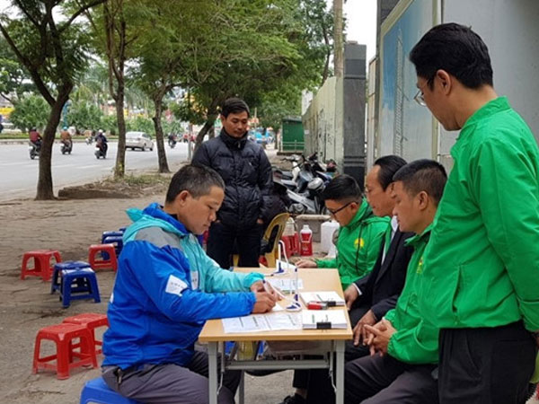 Đặt bàn tuyển dụng tại vỉa hè, Mai Linh quyết hút tài xế Uber, Grab