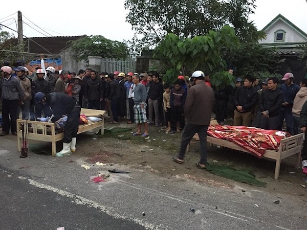 Hà Tĩnh: Ô tô tải kéo lê xe máy 20m khiến 2 người tử vong