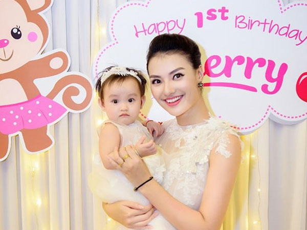 Hồng Quế tự trách móc bản thân vì một phút lơ là khiến con bị bỏng