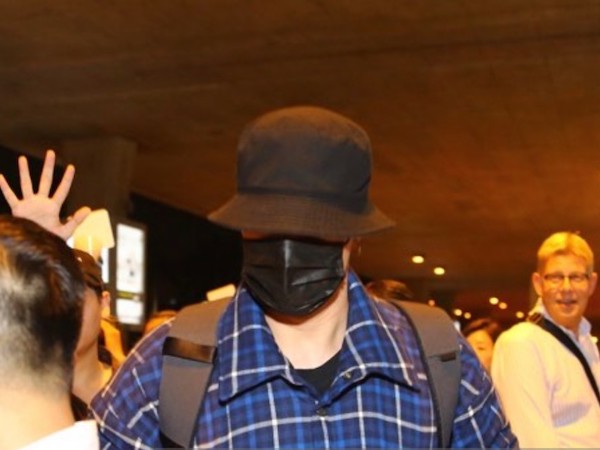 HOT: Tài tử "Giày thủy tinh" So Ji Sub bịt khẩu trang kín mít, xuất hiện chớp nhoáng ở sân bay Tân Sơn Nhất