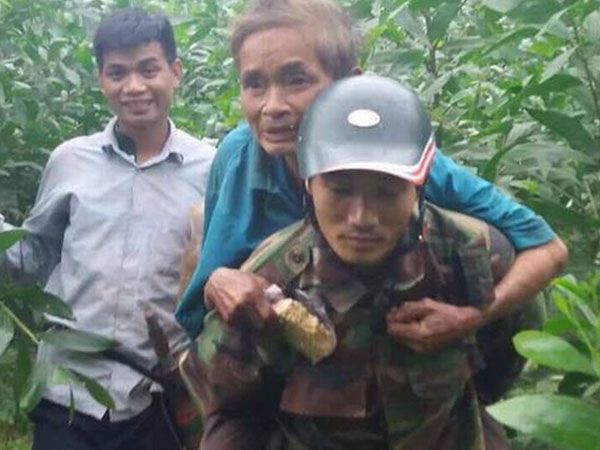 Người dân thay nhau cõng cụ ông nằm kiệt sức, đói lả suốt 3 ngày ra khỏi rừng sâu