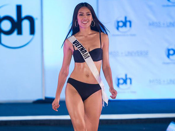 Nguyễn Loan đọ dáng bikini với thí sinh Miss Universe