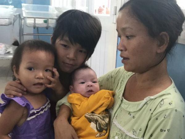 Sản phụ Cà Mau bất ngờ trở lại đón con trai tại bệnh biện: 'Mất tích' vì lo kiếm tiền nuôi con