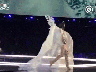 Video: Show Victoria's Secret - Siêu mẫu Trung Quốc catwalk lỗi, ngã sõng soài