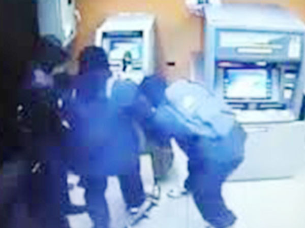 Camera ghi hình tên trộm đi xe đạp, phá trụ ATM ở Sài Gòn