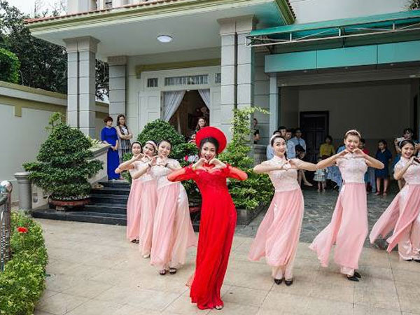 Cô dâu cùng dàn hotgirl bưng quả nhảy 'Cô Ba Sài Gòn' cực chất
