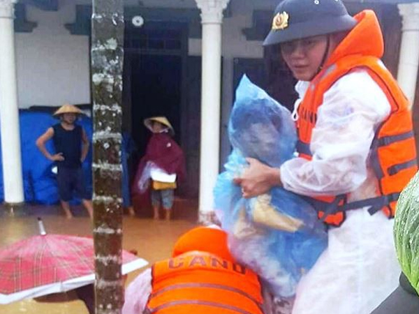 Công an vượt lũ, đưa cháu bé bệnh nặng đi cấp cứu
