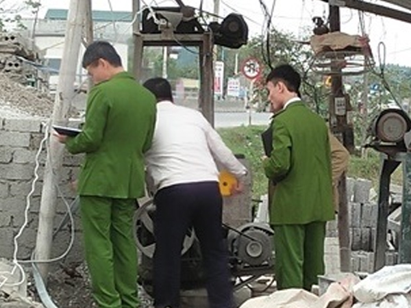 Một phụ nữ bị máy làm gạch cuốn gây trọng thường