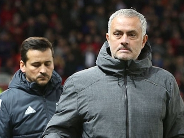 Mourinho khiến 50 nhân viên Man Utd mất Giáng sinh