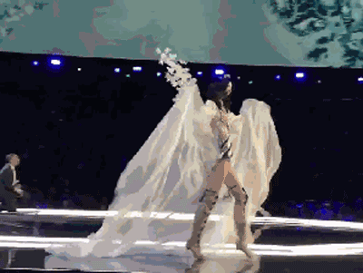 Những tai nạn 'nhớ đời' của các siêu mẫu nội y Victoria's Secret