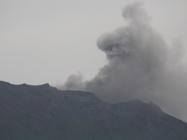 Núi lửa Agung phun trào, hàng ngàn người Indonesia tháo chạy