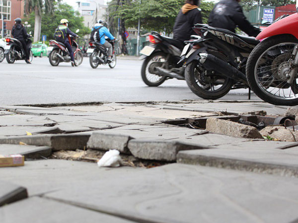 Sở Xây dựng Hà Nội lý giải việc đá vỉa hè 'bền vững 70 năm' bị vỡ nát