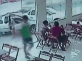Suýt bị xe hơi tông mạnh khi đang... ngồi trong nhà hàng
