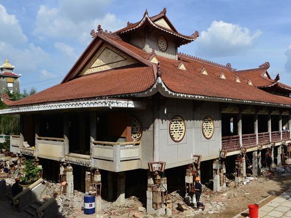'Thần đèn' nâng cao 3 m giảng đường ngôi chùa 2.000 tấn ở Sài Gòn