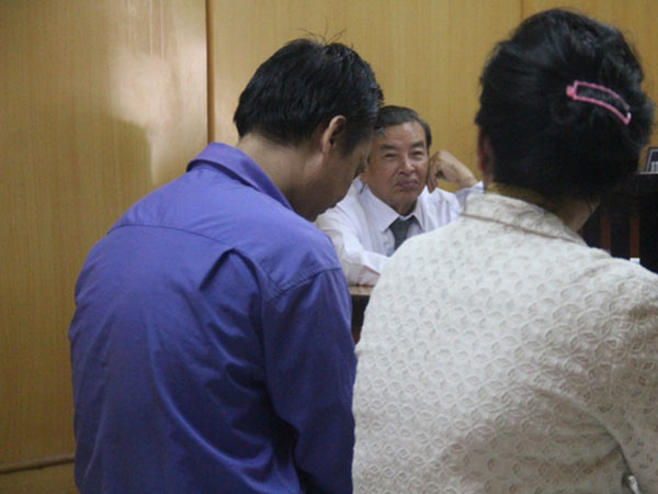 Vợ trung tá công an đưa hối lộ “cứu” chồng