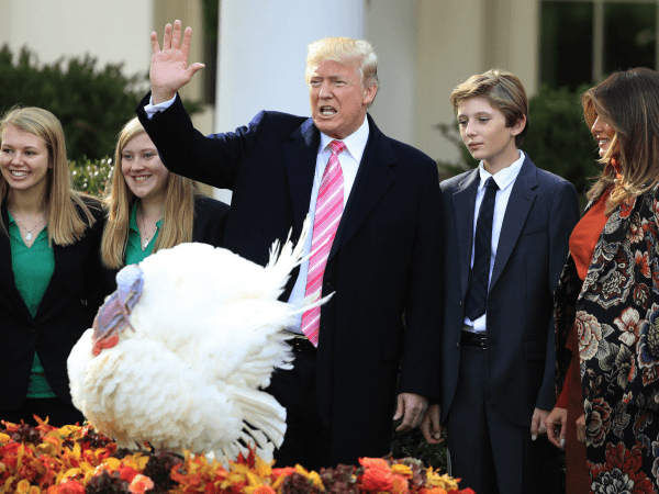 Xá tội cho gà tây ở Nhà Trắng, Trump kêu gọi đoàn kết