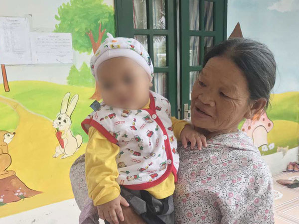Bé 7 tháng bị bỏ rơi tại Hà Nội chính thức được bà ngoại đón về