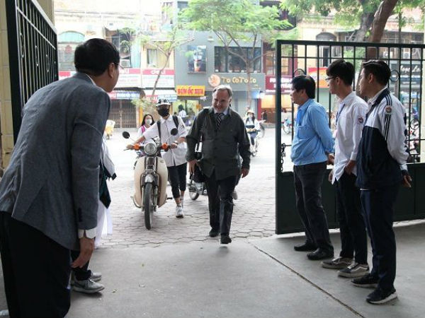 Hà Nội: Thầy hiệu trưởng ra cổng trường cúi chào học sinh mỗi sáng và sau giờ tan học