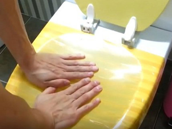 Bất ngờ với mẹo thông tắc bồn cầu cực nhanh chỉ dùng... băng dính