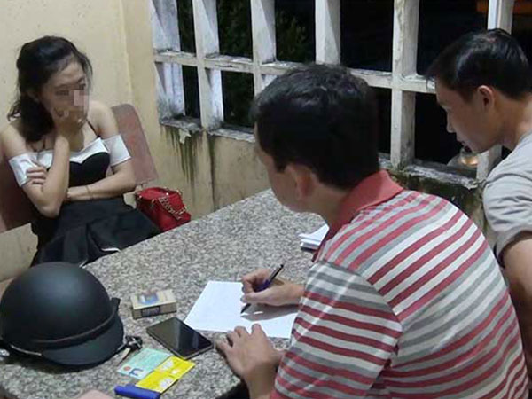 Bắt quả tang 5 cặp nam nữ mua bán dâm trong nhà nghỉ