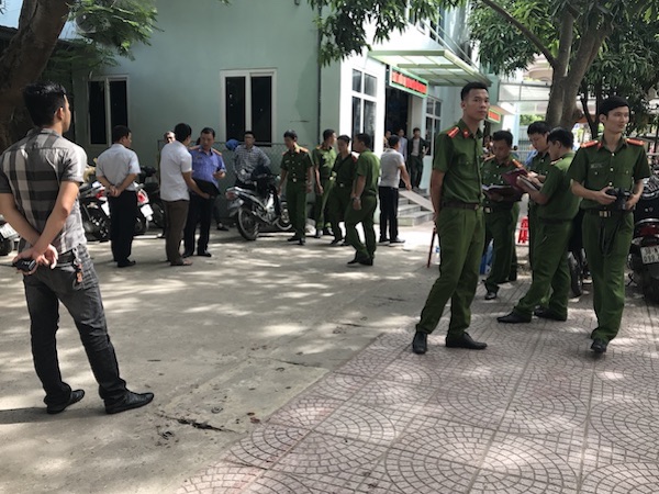 Bố bệnh nhi cầm dao đuổi, đâm gục bảo vệ tại sân bệnh viện