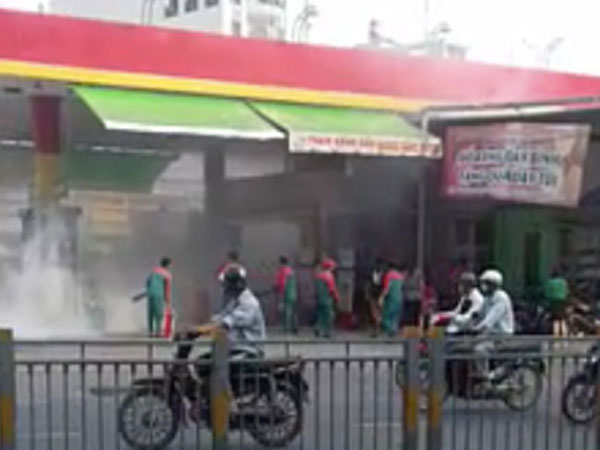 Cây xăng ở Sài Gòn phát hỏa, nhiều người quăng xe tháo chạy