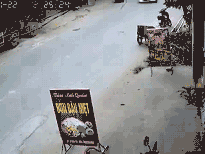 Clip: Được chồng dạy lái xe, người phụ nữ đạp nhầm chân ga tông thẳng vào quán ăn bên đường
