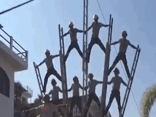 Clip: Gặp lỗi khi trình diễn, nhóm lính cứu hỏa bị ngã gãy xương