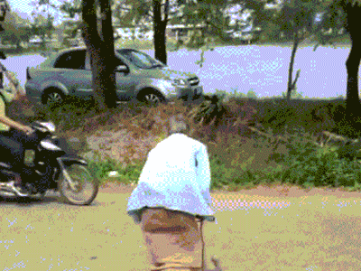 Cụ bà bá đạo, tay không quật con rắn tới tấp ở Thái Lan: 'Đừng có mà bắt chước tôi!'