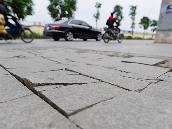 Đá lát vỉa hè Hà Nội 'tuổi thọ 70 năm' bị vỡ nát: Vì đâu nên nỗi?
