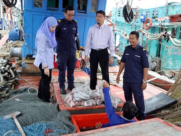 Malaysia giữ tàu cá và 22 ngư dân Việt Nam