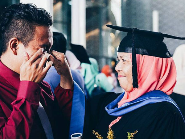 Người cha làm bảo vệ đi vay từng đồng cho con học đại học