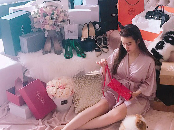 Tiểu thư nhà giàu khoe quà bằng cả căn nhà tiền tỷ